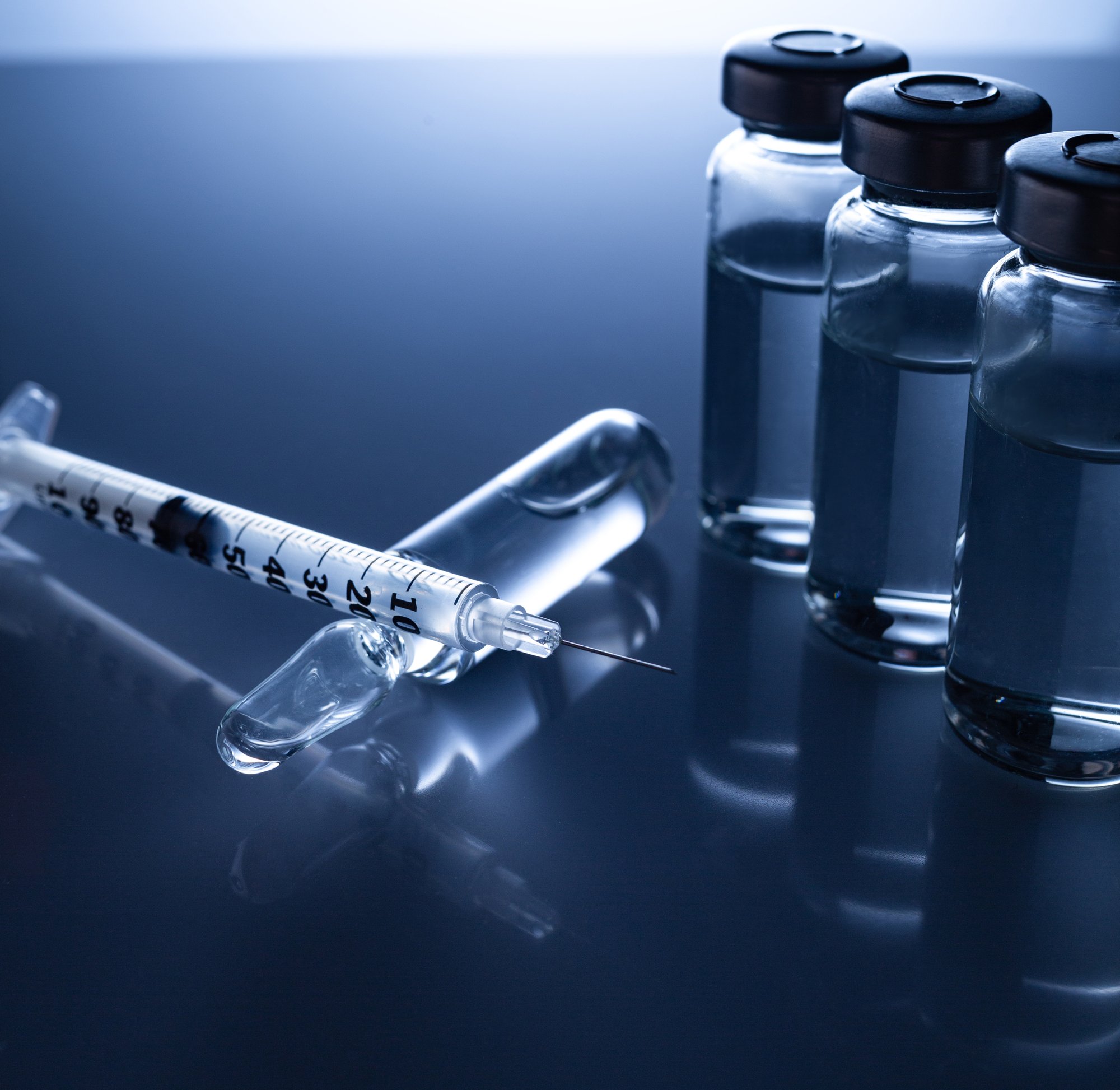 ampoules-vials-syringe-medical-injection-diseases-health-care-diabetes-insulin-syringe-with-liquid-vaccines-preparing-injection-medical-equipment-crop-background-with-copy-space-1