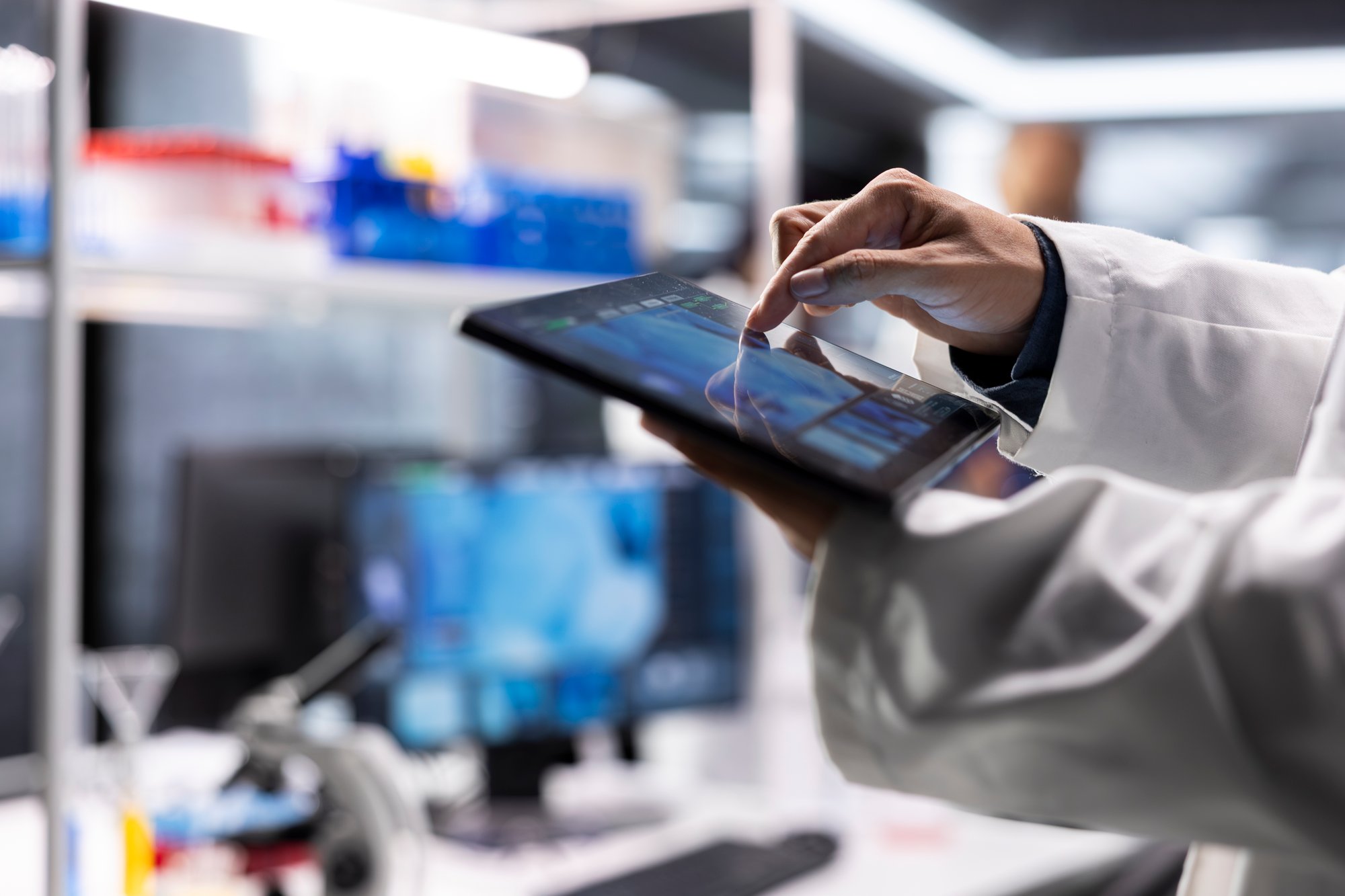 close-up-researcher-laboratory-performing-biochemistry-tablet-working-molecular-testing close-up-researcher-laboratory-performing-biochemistry-tablet-working-molecular-testing