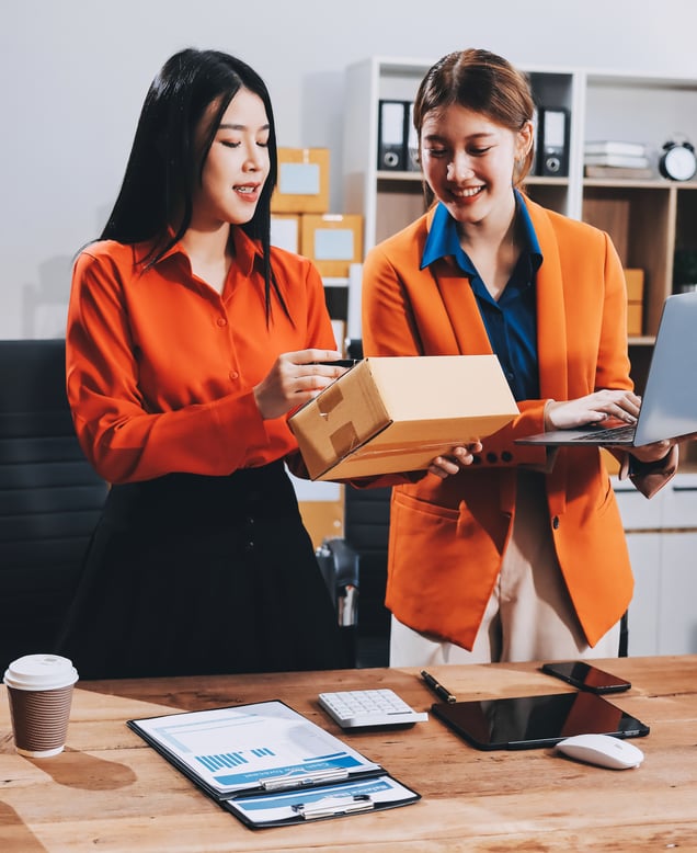 fashion-blogger-concept-young-asian-women-selling-clothes-video-streamingstartup-small-business-sme-using-smartphone-tablet-taking-receive-checking-officexd-1